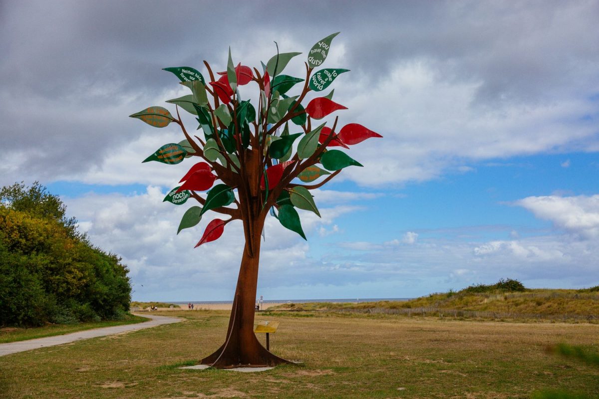 Arbre de la Liberté à Ouistreham et vue sur la plage