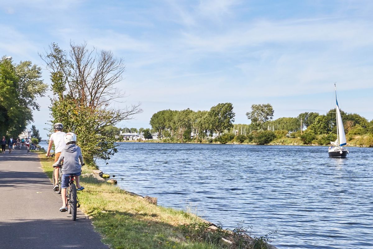 Balade à vélo et promenade en bateau le long du canal