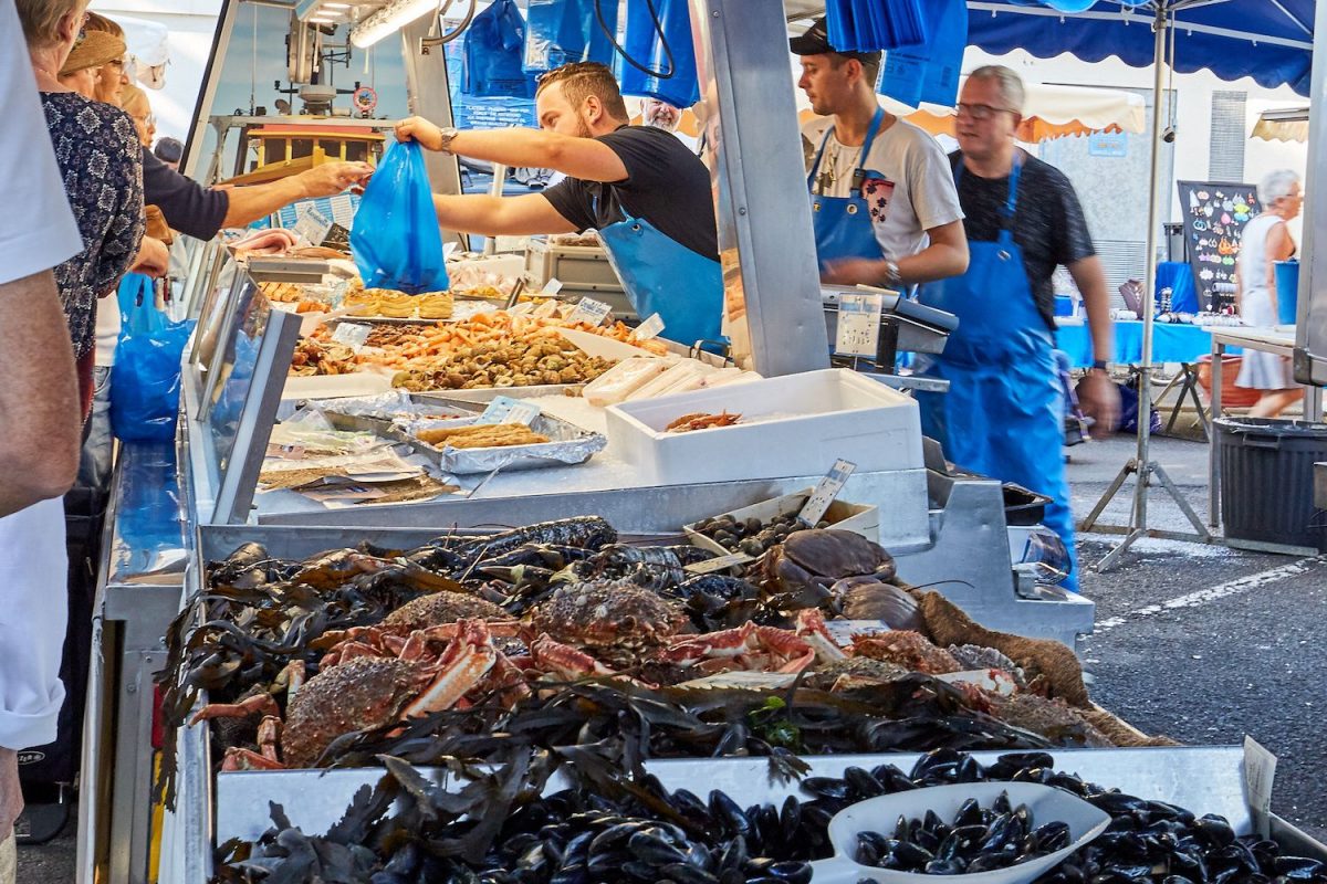 Des produits frais et de saison au marché aux poissons de Ouistreham