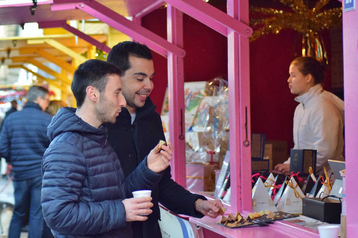 Dégustation sur le marché de Noël de Caen