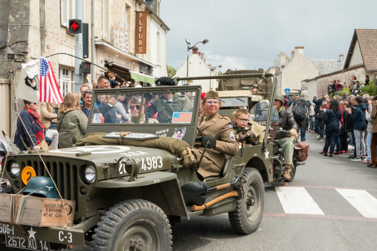 Parade de véhicules militaires de la Deuxième Guerre Mondiale
