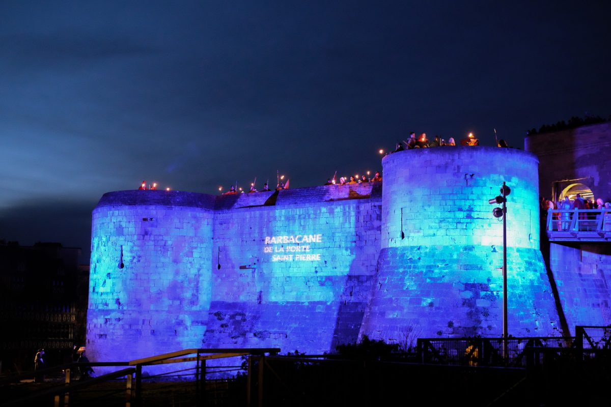 Remparts illuminés du château de Caen ®Caen la mer Tourisme / A. Jonet