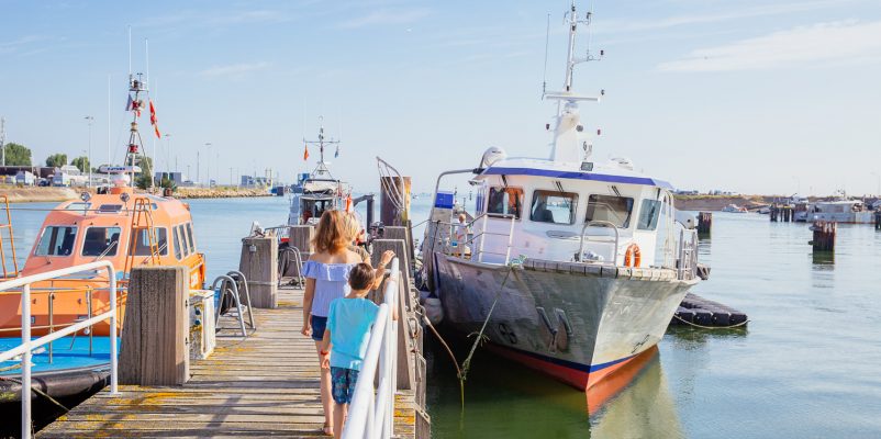 In the Port of Ouistreham, there are visitors who sing!
