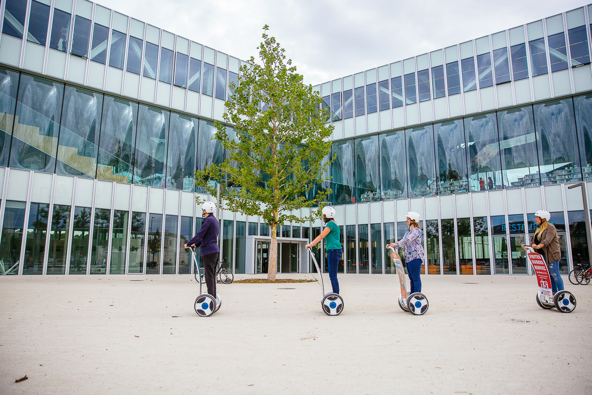 Gyropode devant la Bibliothèqye Alexis de Tocqueville sur la Presqu'île de Caen