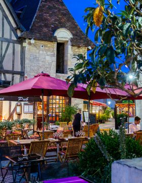 RESTAURANTS BUSINESS / GROUPS