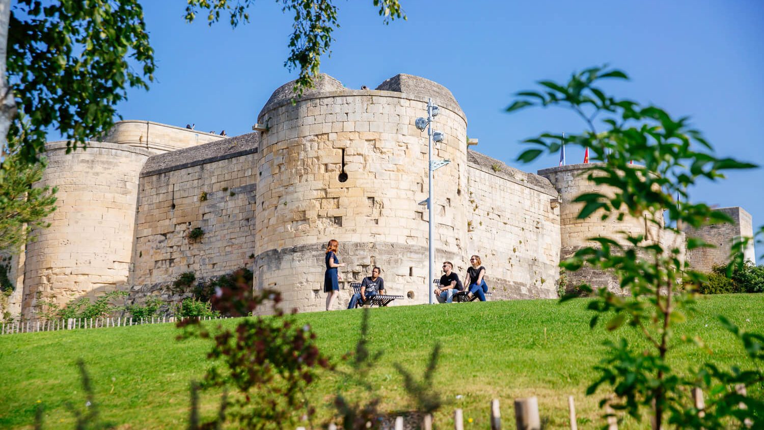 On the attack at Caen Castle!