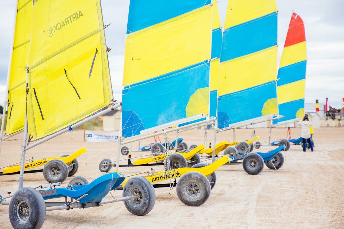 chars à voile sur la plage de Ouistreham