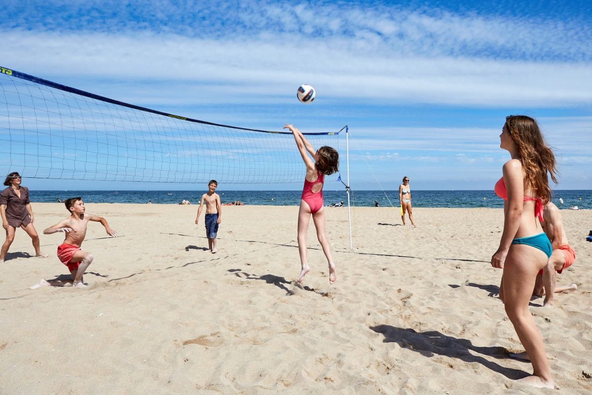 Play beach volleyball on Ouistreham beach