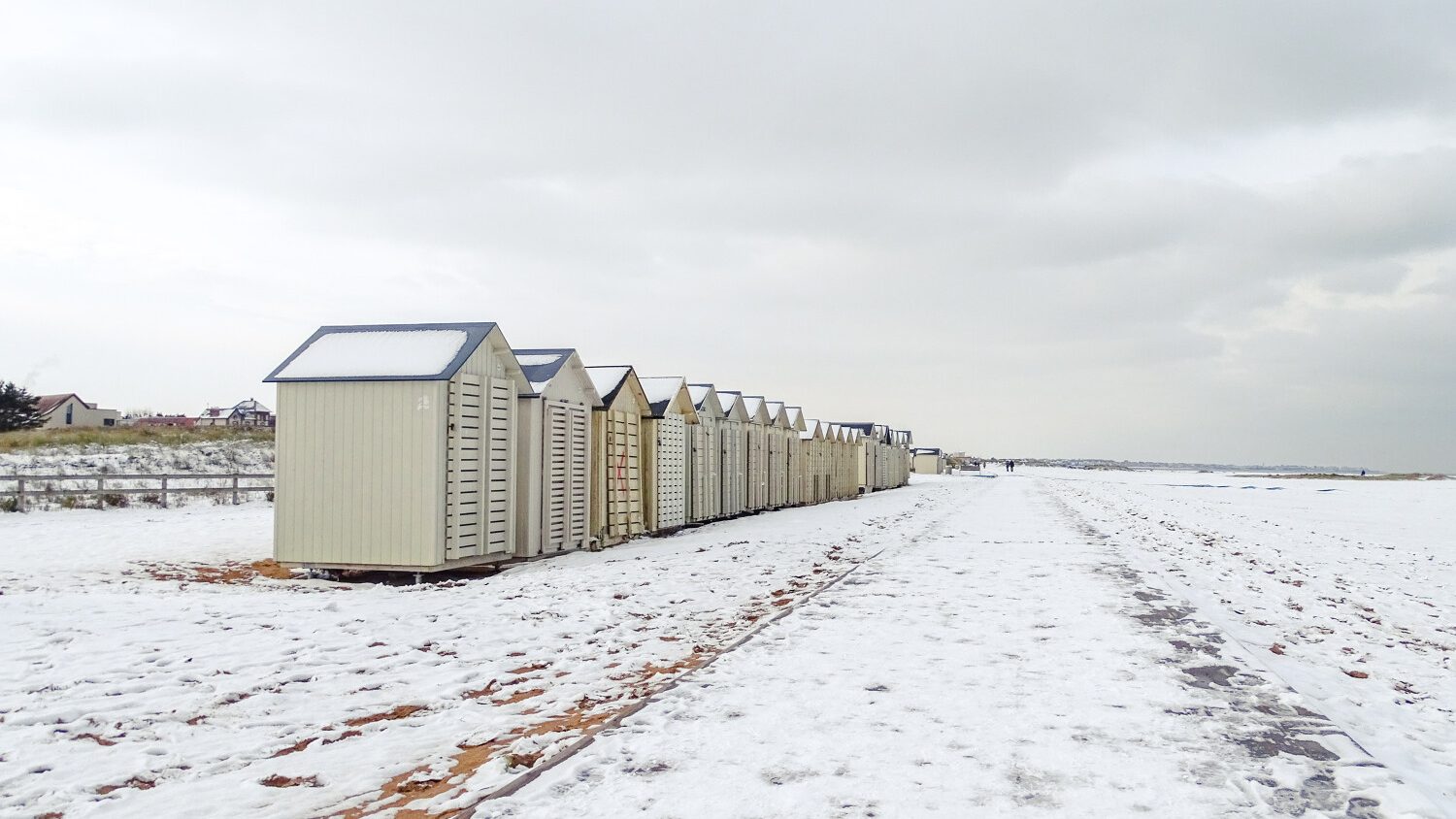 576525-plage_de_ouistreham_sous_la_neige-caen_la_mer_tourisme___zenon_moreau-1500px