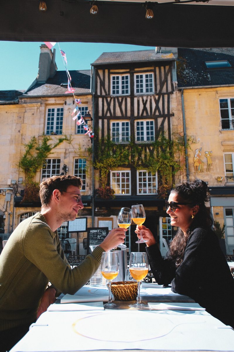 Having-a-drink-on-the-terrace-in-the-Vaugueux-district.