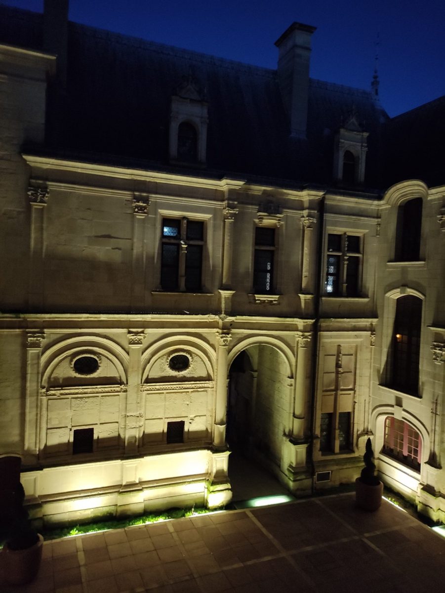 Hotel Escoville by night