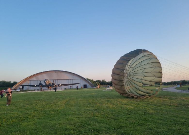 13 ANIMATION AVEC UN PARACHUTE- MUSÉE DE LA BATTERIE DE MERVILLE 14