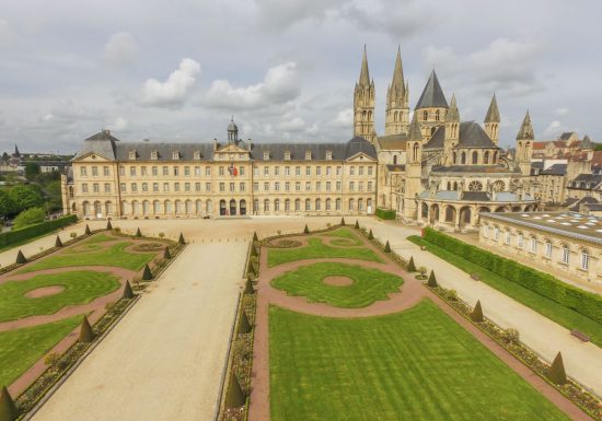 283920-Photo_aerienne_de_l_hotel_de_ville_et_de_l_abbaye_aux_Hommes-Arnaud_POIRIER___ARPANUM