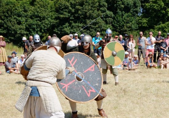 301169-Reconstitution-de-combats-Vikings-a-Ornavik-Caen-la-mer-Tourisme—Alix-JONET