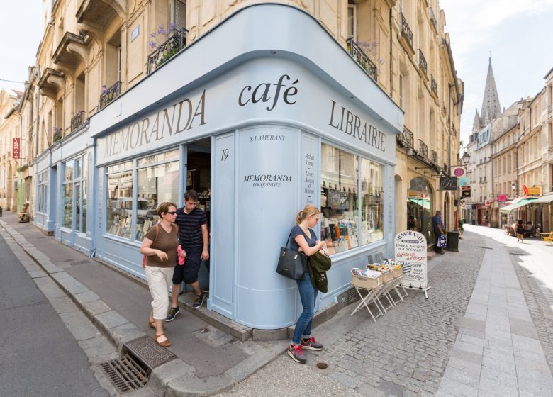 46470-Caen__vitrine_de_la_librairie_Memoranda-Caen_la_mer_Tourisme___Pauline___Mehdi_-_Photographie-1500px