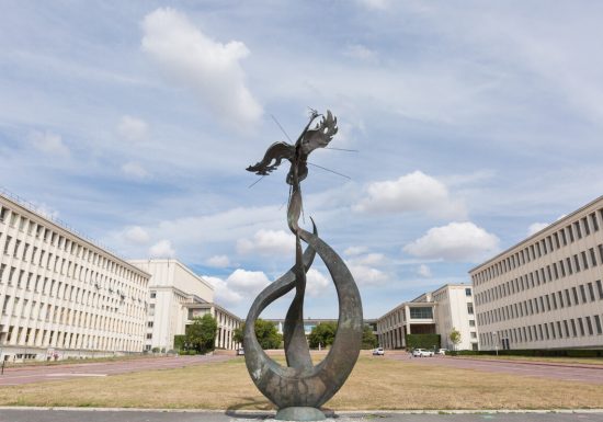46726-Caen__Universite__statue_Le_Phenix-Caen_la_mer_Tourisme___Pauline___Mehdi_-_Photographie-1200px