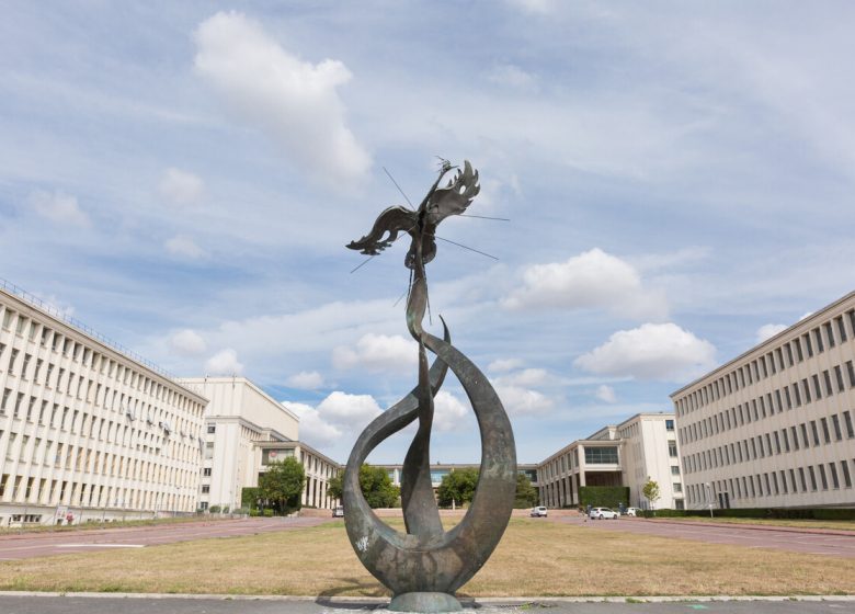 46726-Caen__Universite__statue_Le_Phenix-Caen_la_mer_Tourisme___Pauline___Mehdi_-_Photographie-1200px