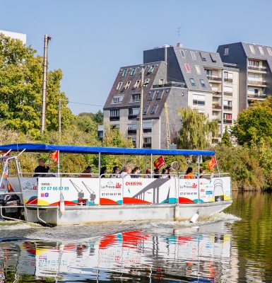 Guided Trip On The Canal – On The La Presqu’Île Boat