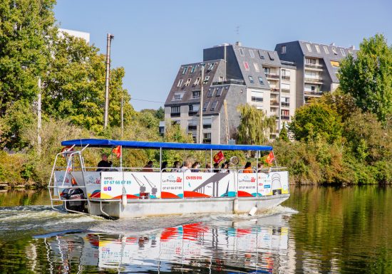 522539-Promenade_en_bateau_sur_le_canal_de_Caen_a_la_mer-Caen_la_mer_Tourisme___Les_Conteurs_(Droits_reserves_Office_de_Tourisme___des_Congres)