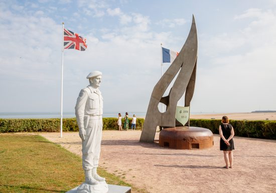 522757-Ouistreham__Monument_de_la_Flamme_et_statue_du_commandant_francais_Philippe_Kieffer-Caen_la_mer_Tourisme___Les_Conteurs_(Droits_reserves_Office_de_Tourisme___des_Congres)