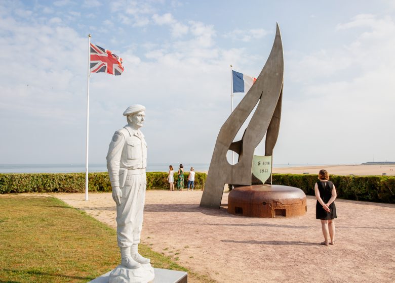 522757-Ouistreham__Monument_de_la_Flamme_et_statue_du_commandant_francais_Philippe_Kieffer-Caen_la_mer_Tourisme___Les_Conteurs_(Droits_reserves_Office_de_Tourisme___des_Congres)