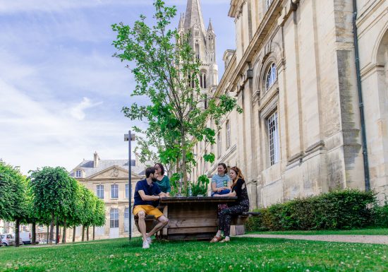 551025-Pique_nique_pres_de_l_Abbaye_aux_Hommes-Caen_la_mer_Tourisme___Alix_JONET-1200px