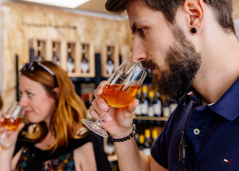 551419-Degustation_de_produits_locaux_chez_les_Cidrologues-Caen_la_mer_Tourisme___Les_Conteurs_(Droits_reserves_OTC)-1200px