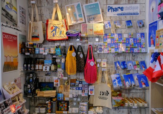 586573-Boutique_souvenirs_de_l_Office_de_Tourisme_de_Ouistreham-Caen_la_mer_Tourisme___Alix_JONET-1200px