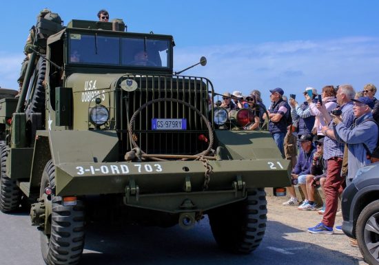 586623-Defile_de_voitures_-_Dday-Caen_la_mer_Tourisme___Alix_JONET