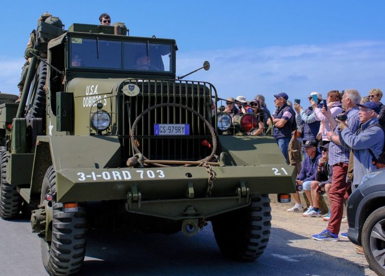 586623-Defile_de_voitures_-_Dday-Caen_la_mer_Tourisme___Alix_JONET