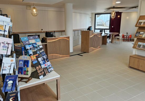 601655-Accueil_du_Bureau_d_Informations_Touristiques_de_Ouistreham-Caen_la_mer_Tourisme___Olivier_BARJON-1200px