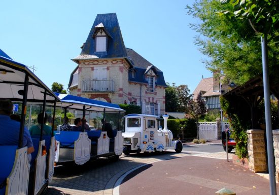 610442-Petit_train_touristique_de_Ouistreham_Riva-Bella-Caen_la_mer_Tourisme___Alix_JONET-1200px