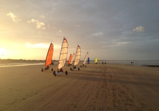 62497-Char-a-voile-sur-la-plage-de-Ouistreham-Riva-Bella-Association-OCEAN-1200px