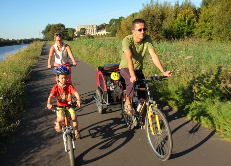 Balade familiale à vélo sur chemin de halage