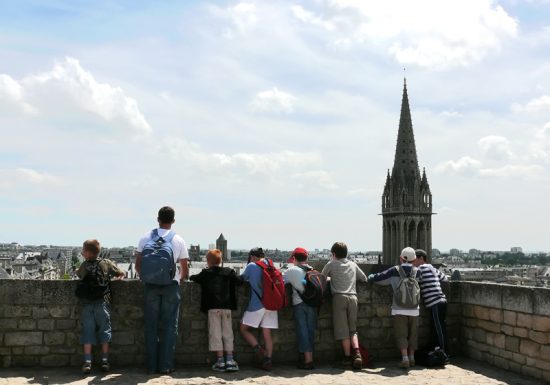 Groupe d’enfants au Château de Caen