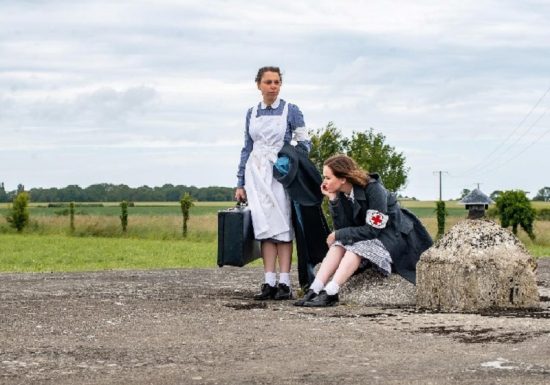 Filles-exterieur-avec-valise-Infirmerie