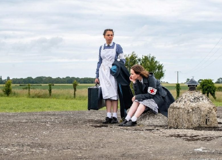 Filles-exterieur-avec-valise-Infirmerie