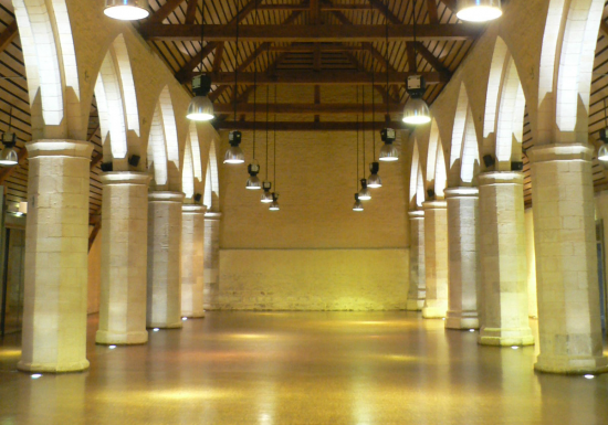 La grange au Dîmes – Grange inétrieur vide ©Domaine de la Baronnie