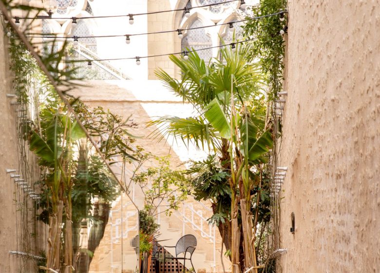 Hotel-La-Particuliere-2-Hotel-Caen-La_Particulière_Patio-Jardin-Cour-Interieure-Chapelle