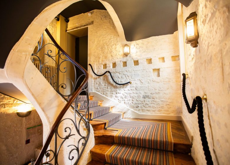 Hotel-La-Particuliere-5-0-Escalier-Acces-Bar