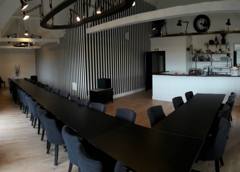Le loft Salle de reunion grande table + Bar-