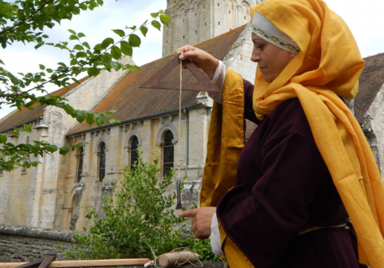Dame Ottilia durant la visite de Caen