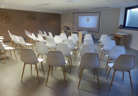 Mai Be – Salle en Théâtre