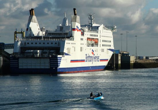 Ouistreham–ferry-a-quai-et-barque-Caen-la-mer-Tourisme-Gregory-WAIT
