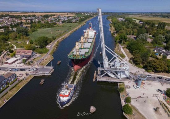 Ouverture de Pegasus Bridge pour laisser passer le trafic commercial