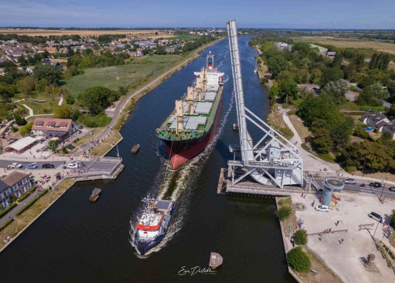 Ouverture de Pegasus Bridge pour laisser passer le trafic commercial