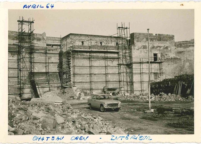Rémy Marie, Reconstruction des remparts du château de Caen – Vue intérieure, avril 1964, Archives de Caen