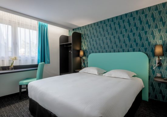 bleu lit chevet armoire chaise bureau