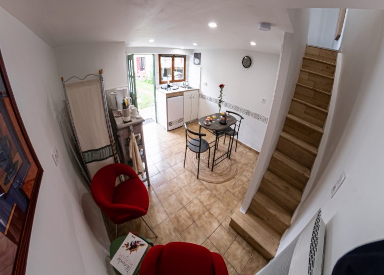 maisonnette-entre-bourg-et-mer-piece-principale-2