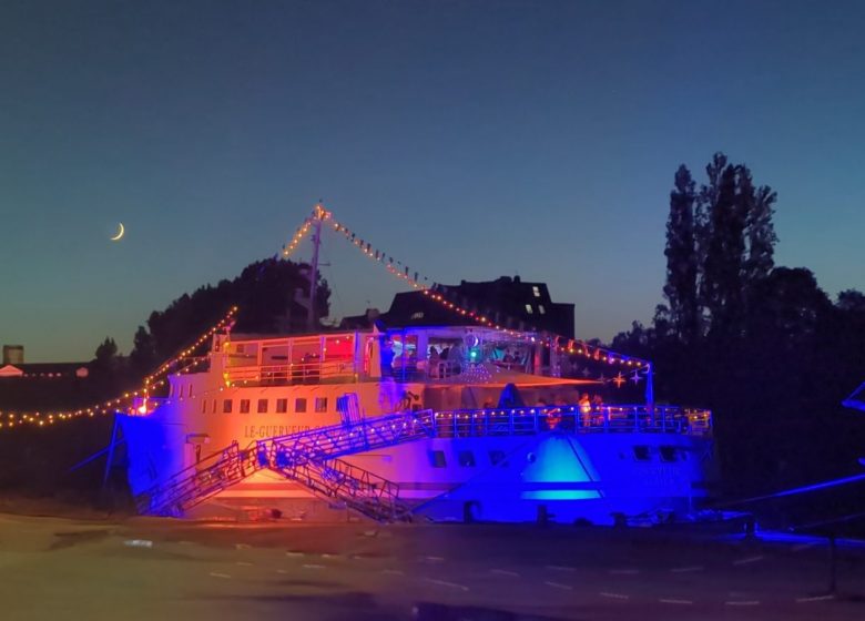 Le Guerveur - Table pont superieur - ©BabXIII_Le Guerveur (5)